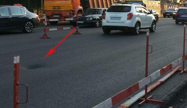 "Відремонтований" асфальт провалився в Києві