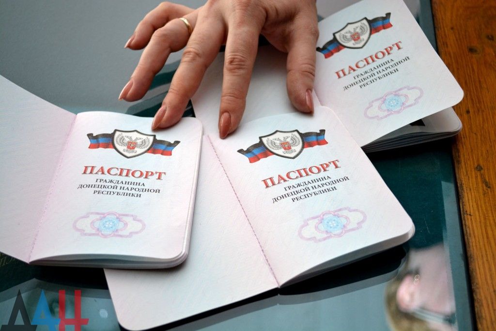 У Новотроїцькому співробітник прокуратури України помилково показав паспорт бойовика - фото 1
