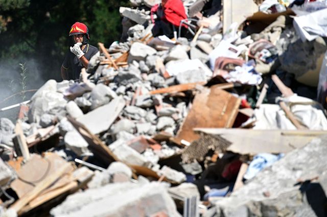 Землетрус в Італії: моторошні фото міста-руїни - фото 100219