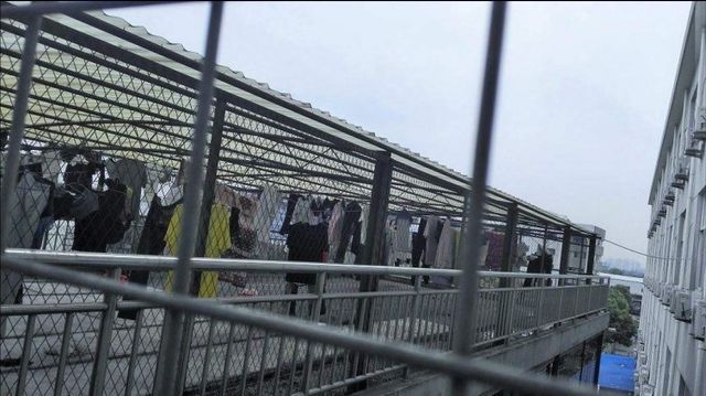 Мережу жахнули фото гуртожитків робочих Apple 
 - фото 100617