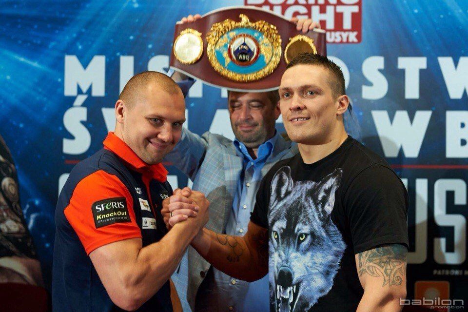 Усик провів дуель поглядів з Гловацькі