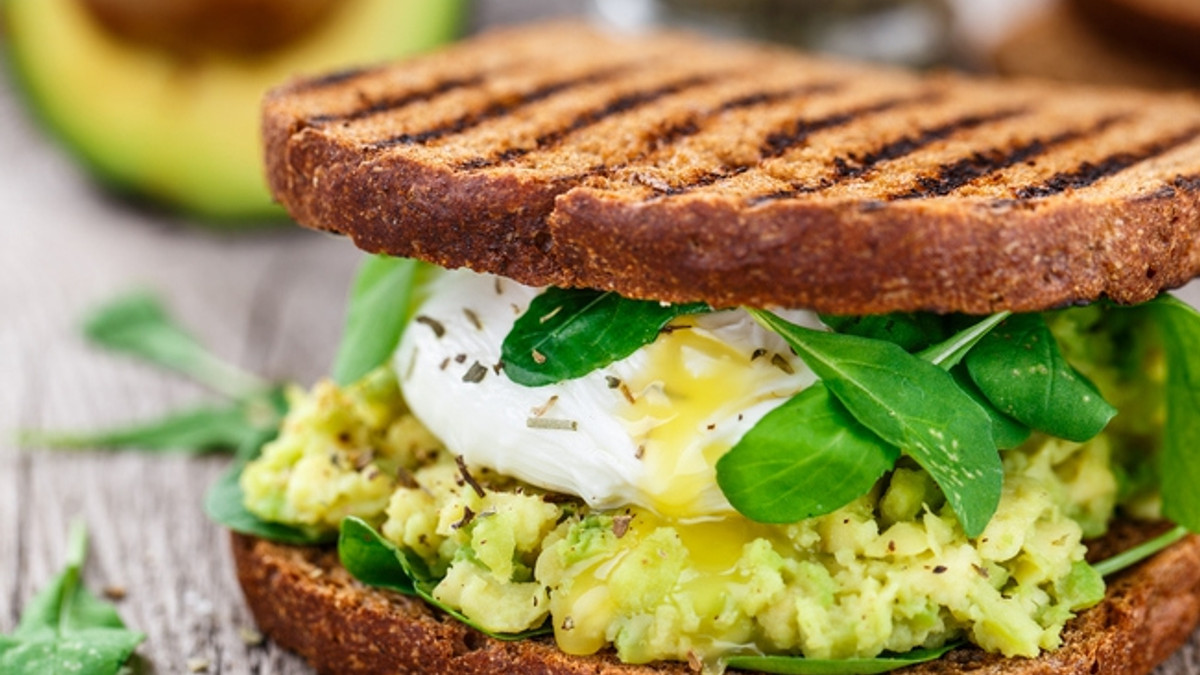 Дієтолог рекомендує їсти на сніданок тост, авокадо і яйця - фото 1
