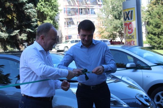 У Дніпрі поставили першу безкоштовну заправку для електромобілів - фото 100702