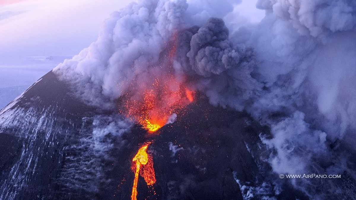 Вулкан Ключевська Сопка викинув стовп попелу на висоту у 7 км - фото 1