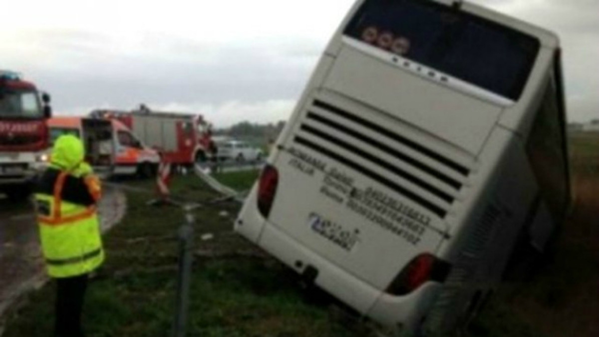 Автобус з українцями потрапив у ДТП в Румунії - фото 1