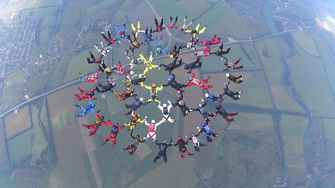 50 парашутистів поставили рекорд до Дня незалежності України