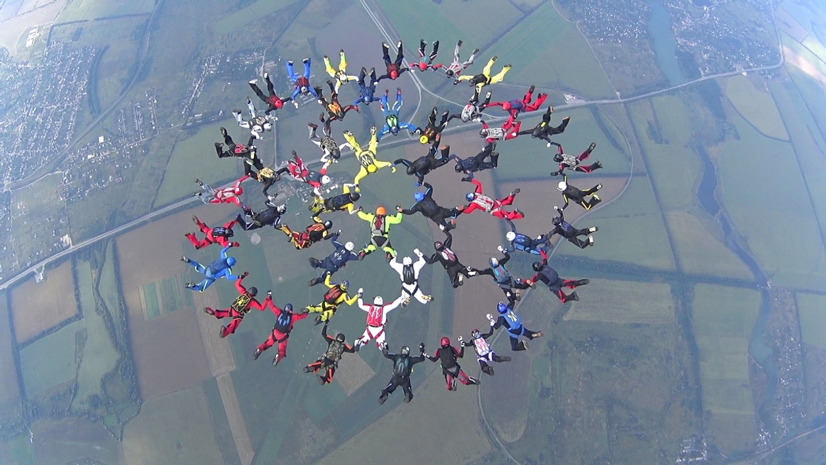 Півсотні парашутистів встановили рекорд до Дня Незалежності - фото 1