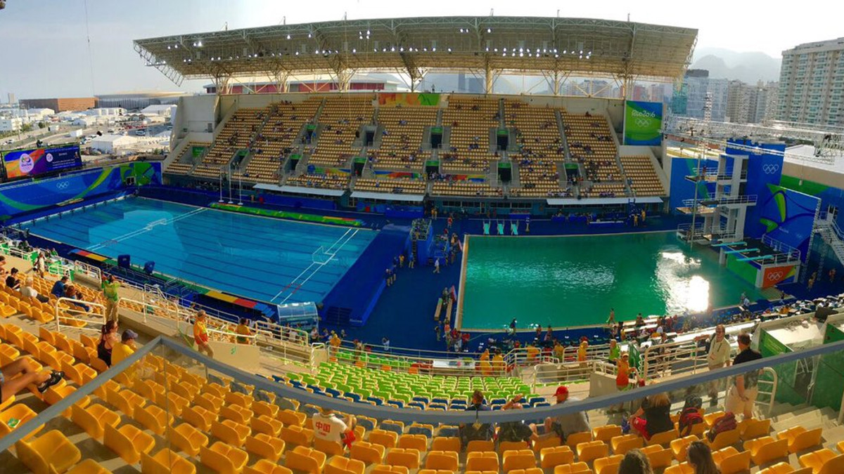 Назвали причину позеленіння води в олімпійському басейні - фото 1
