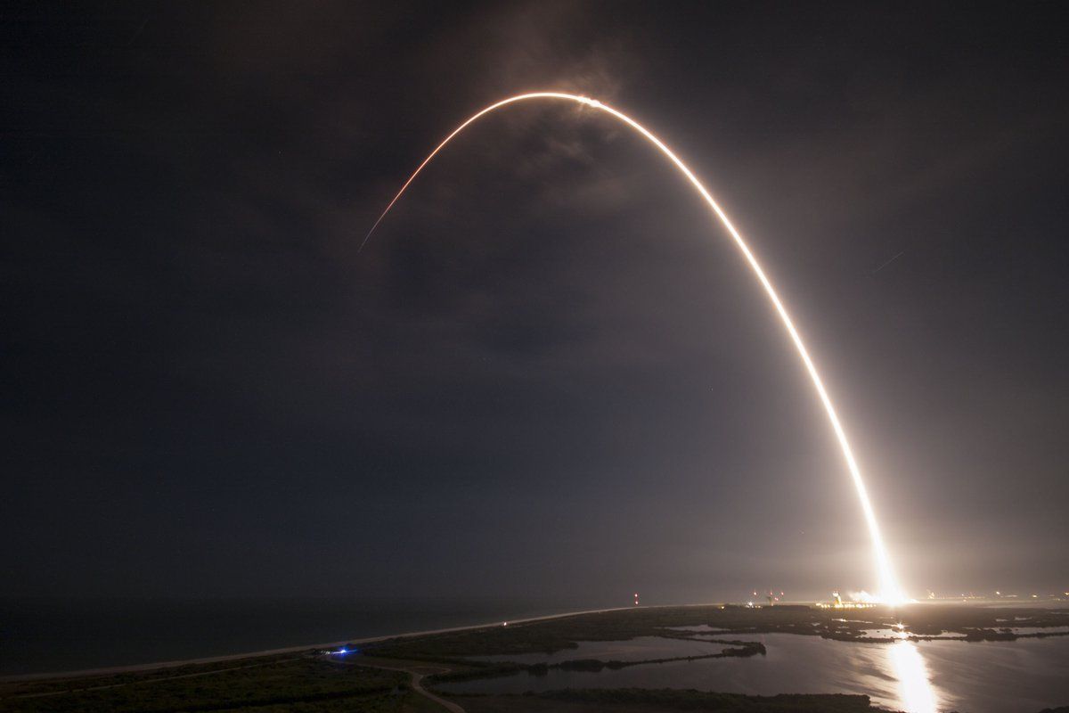 Ракета Falcon 9 із супутником зв'язку стартувала з мису Канаверал - фото 1