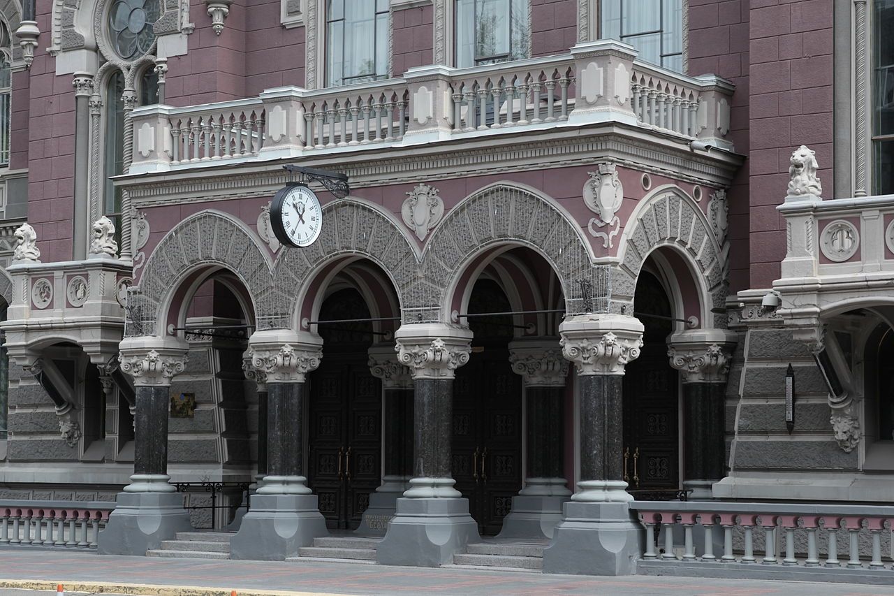 Нацбанк хоче вдвічі скоротити кількість працівників - фото 1