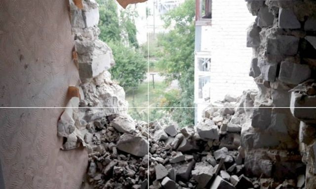 З'явилися фото Мар'їнки після мінометного обстрілу - фото 99425