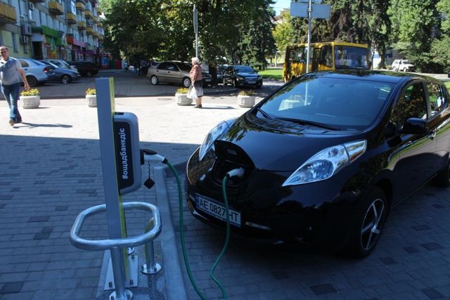 У Дніпрі поставили першу безкоштовну заправку для електромобілів - фото 100700