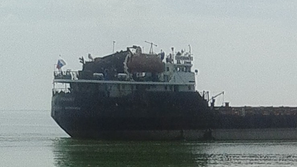 На Дніпрі поблизу Нікополя виявили судно під прапором РФ - фото 1