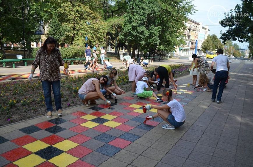 У Маріуполі тротуари прикрасили "вишивкою"