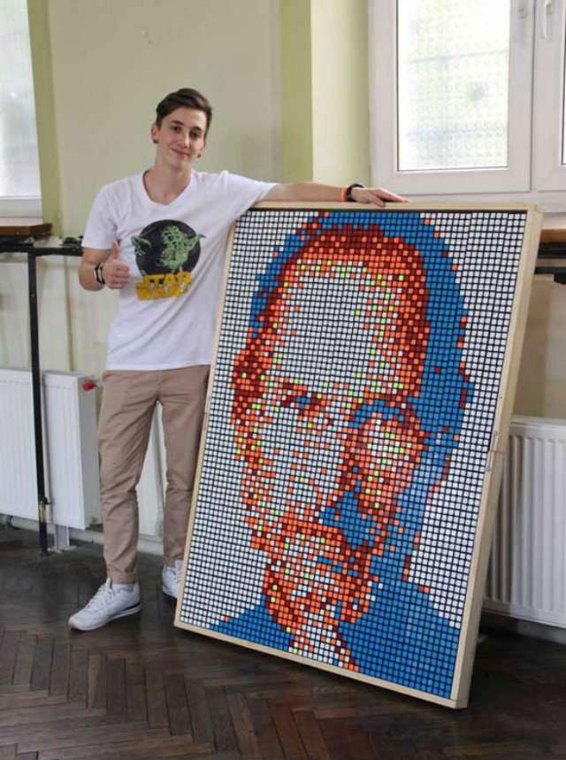 Українець зібрав портрет Стіва Джобса з кубиків Рубіка: вражаючі фото - фото 105604