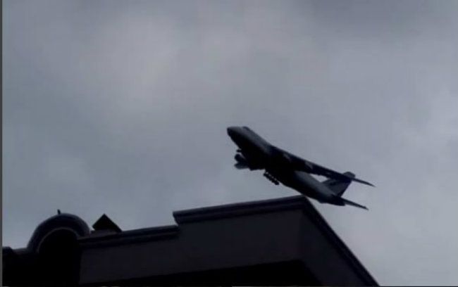 Під Києвом літак ледь не врізався в житлову багатоповерхівку