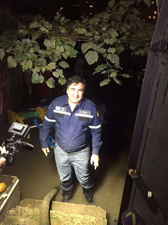 Як Саакашвілі у затопленій Одесі глибину міряв- фото 104758
