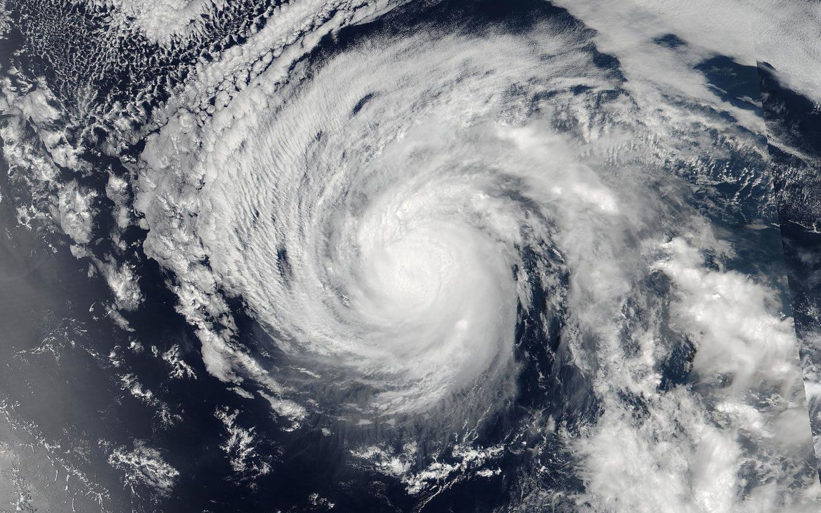 Як виглядають урагани з борту космічної станції