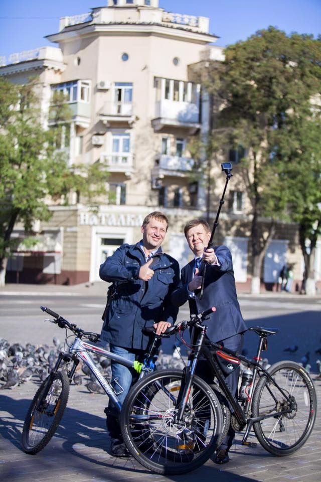 Міськрада Маріуполя пересіла на велосипеди - фото 105057