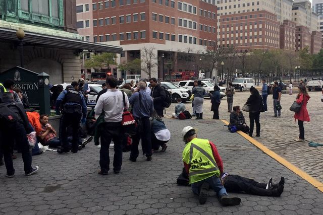 Потяг врізався у вокзал у США: перші фото та відео - фото 106722