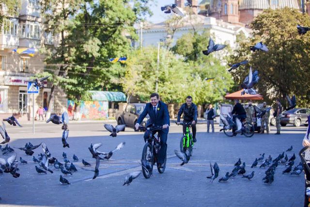 Міськрада Маріуполя пересіла на велосипеди - фото 105056