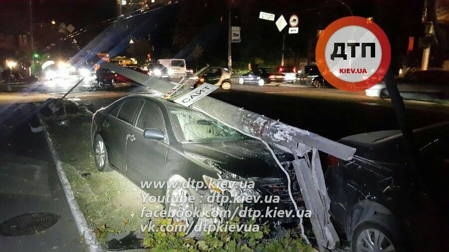 Стовп упав на дах авто - фото 1