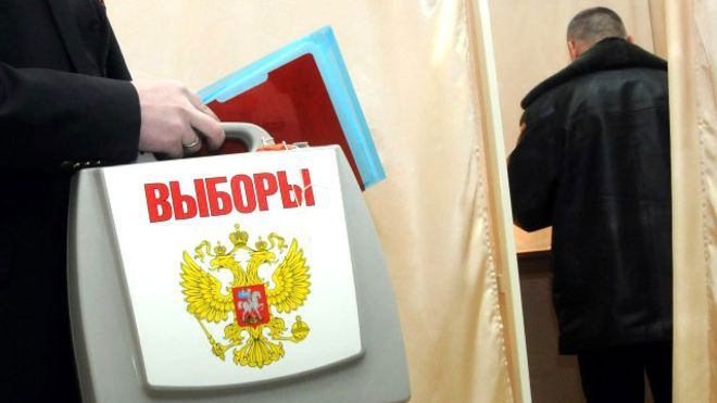 Протестувальники у Києві сплали прапор РФ