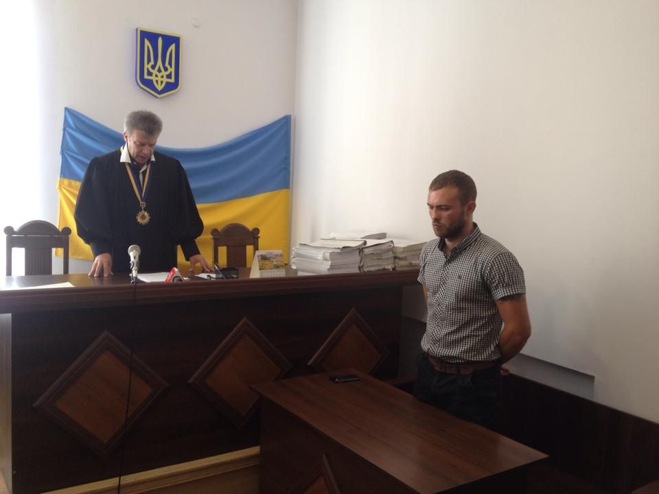 "Тітушці", який побив євромайданцівця, винесли вирок - фото 1