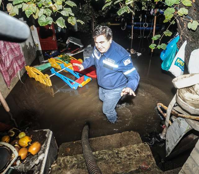 Як Саакашвілі у затопленій Одесі глибину міряв- фото 104757