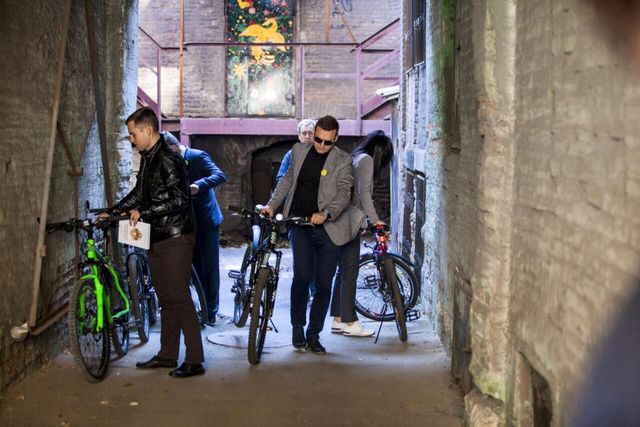 Міськрада Маріуполя пересіла на велосипеди - фото 105063