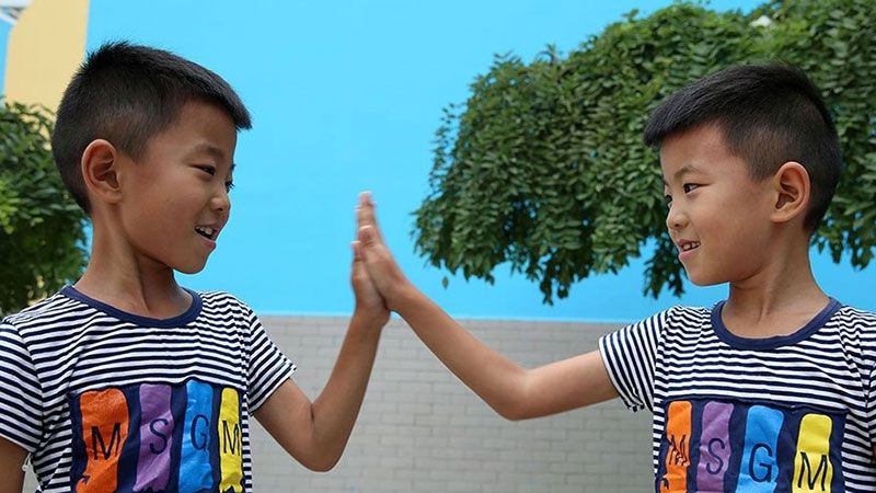 Сім пар близнюків пішли в один клас: ці фото вас зворушать