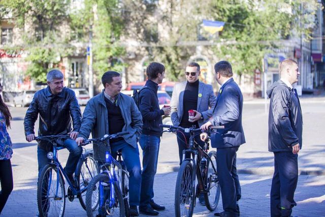 Міськрада Маріуполя пересіла на велосипеди - фото 105058