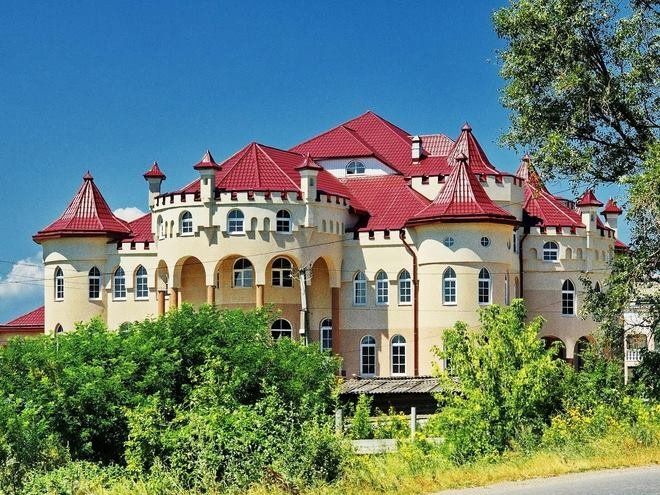 Журналісти показали "скромні" маєтки закарпатських лісівників