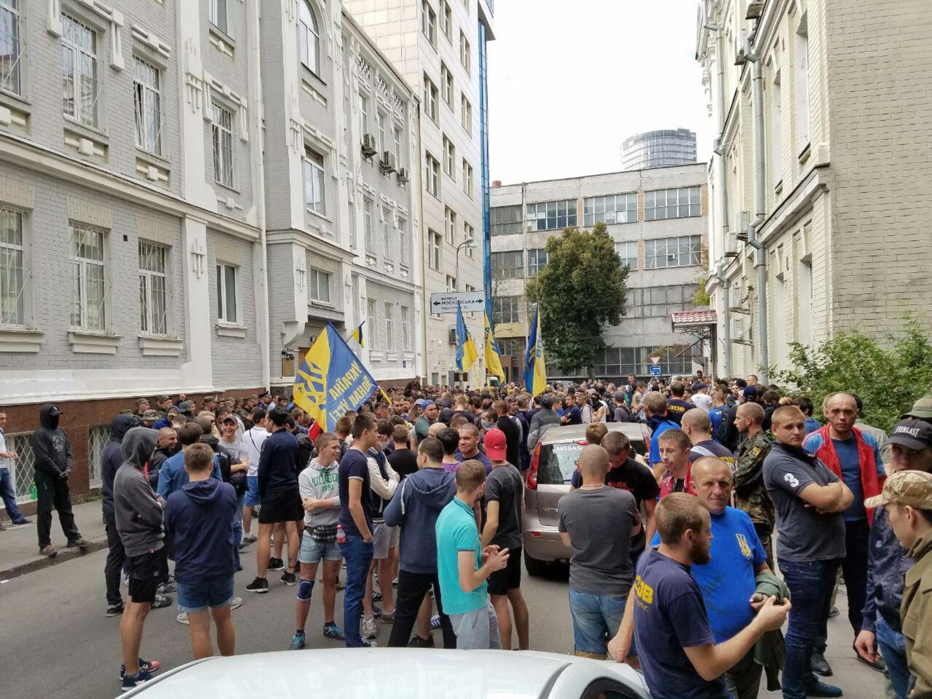 "Азов" пікетує Печерський суд у Києві - фото 1