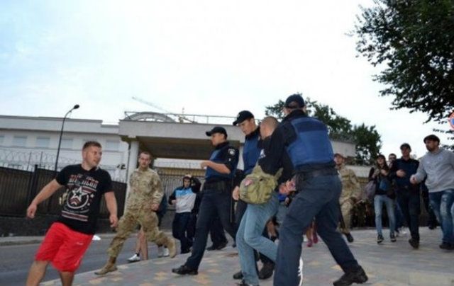 Яйця та каміння: під консульством РФ в Одесі знову сутички