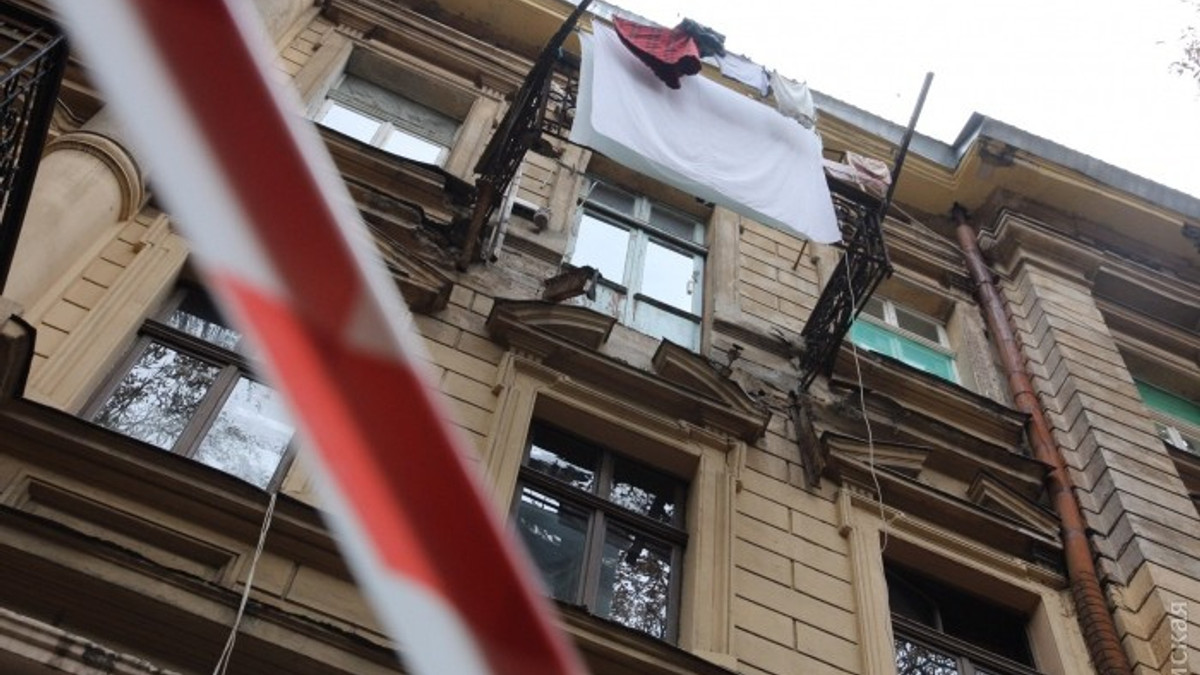 У центрі Одеси завалився балкон: є постраждалі - фото 1