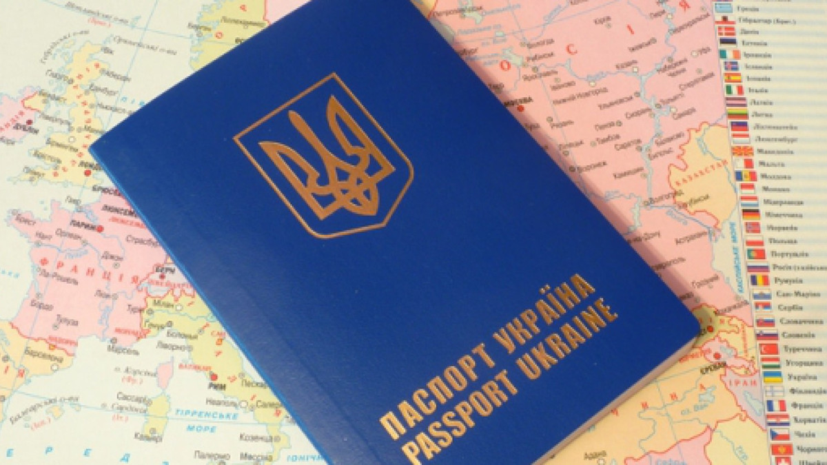 Луценко пропонує забирати у депутатів закордонні паспорти - фото 1
