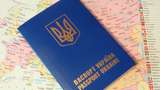 Луценко пропонує забирати у депутатів закордонні паспорти