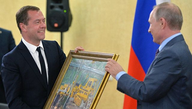 А він чекав iPhone 7: у Мережі висміяли подарунок Путіна Медведєву