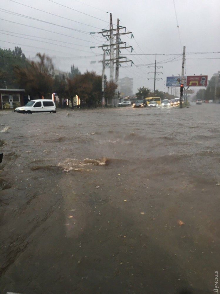 Одесу накрила потужна злива: на стоянках потонули машини