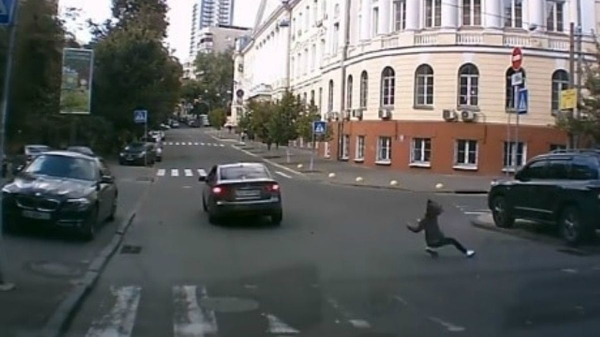 У Києві водій на високій швидкості збив дівчину та зник - фото 1