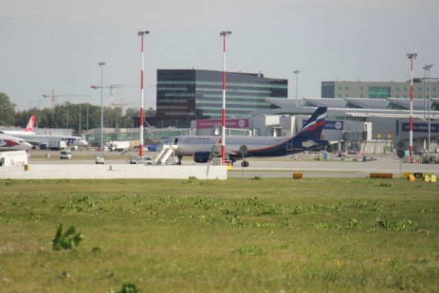 Російський літак при зльоті врізався в інший у Варшаві