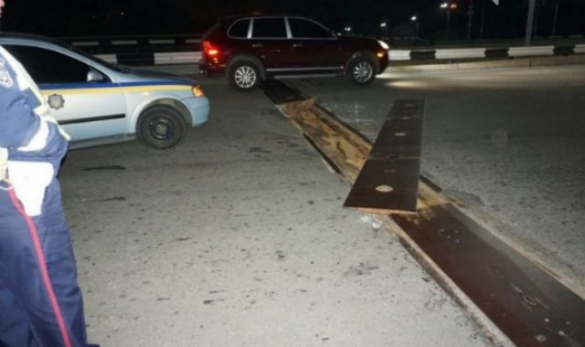 На Дніпровщині розійшовся міст: 10 авто пошкоджено
 - фото 105861