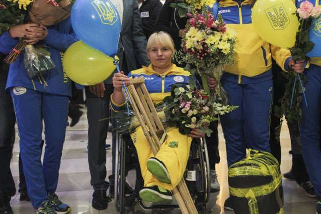 Як зустріли українських паралімпійців: зворушливі фото - фото 104935