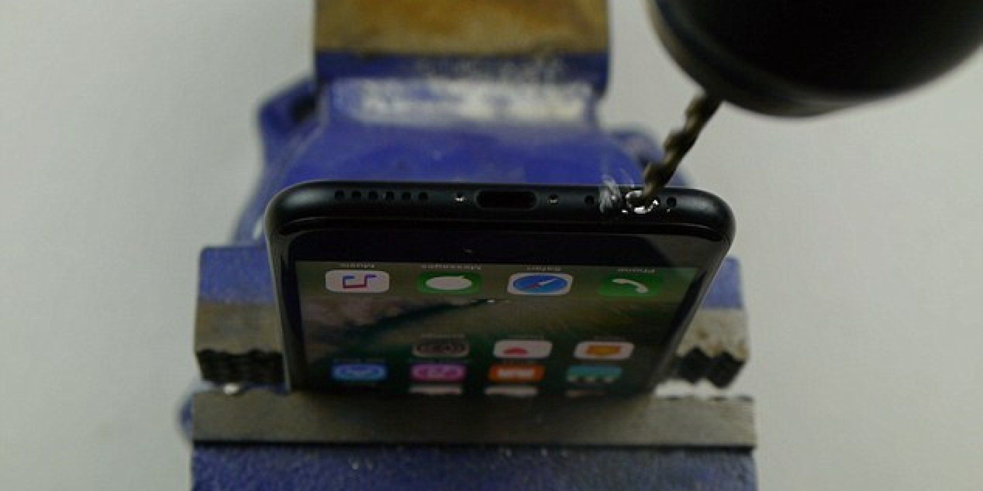Як власники iPhone 7 свердлять дірки для навушників: з'явилося відео