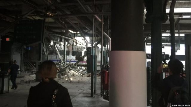 Потяг врізався у вокзал у США: перші фото та відео - фото 106719