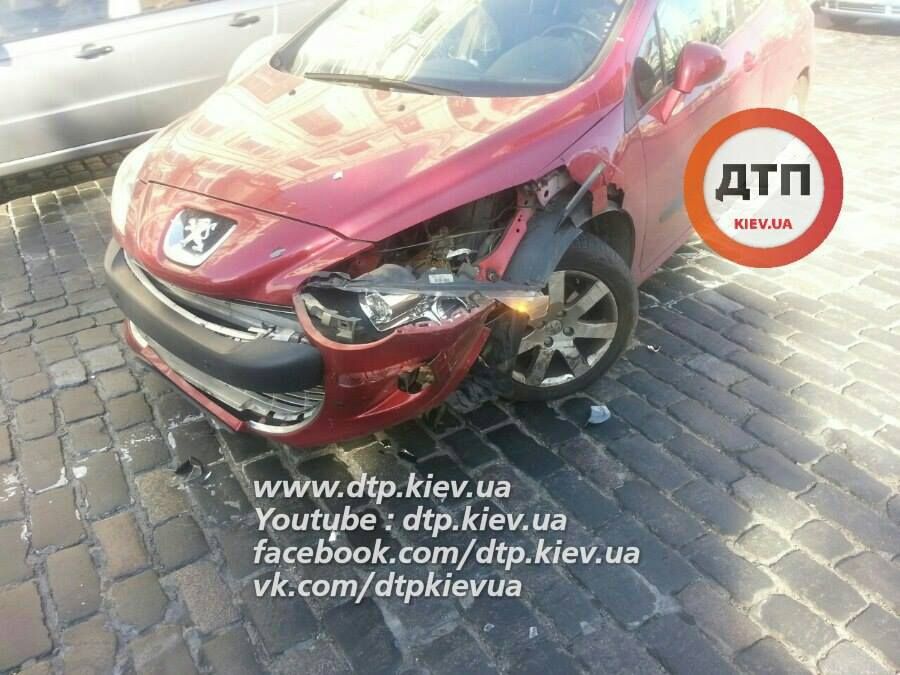 Дівчина влаштувала серйозну аварію у центрі Києва - фото 1