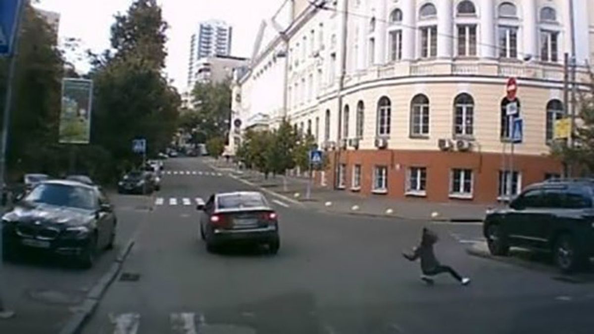 У Києві водій на високій швидкості збив дівчину та зник - фото 1