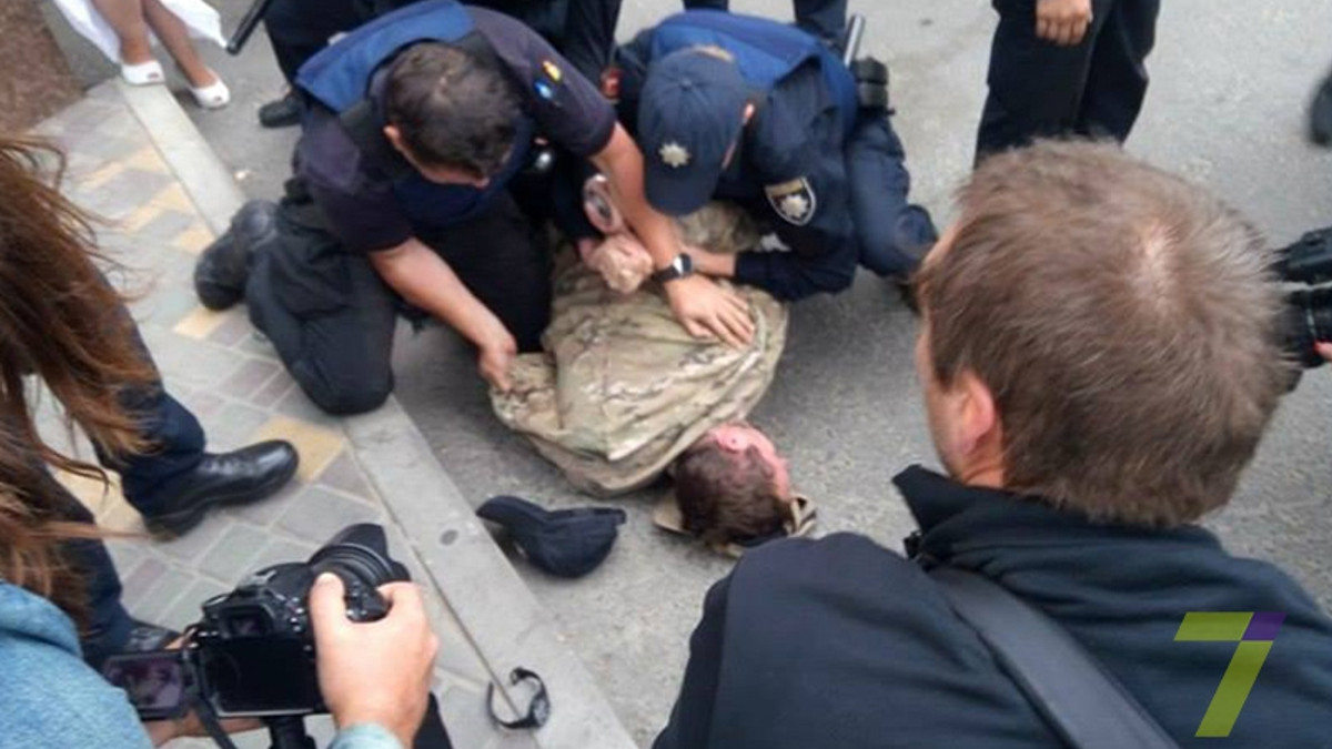 Поліція затримала активістів "Правого сектора", які намагалися перешкодити росіянам голосувати - фото 1