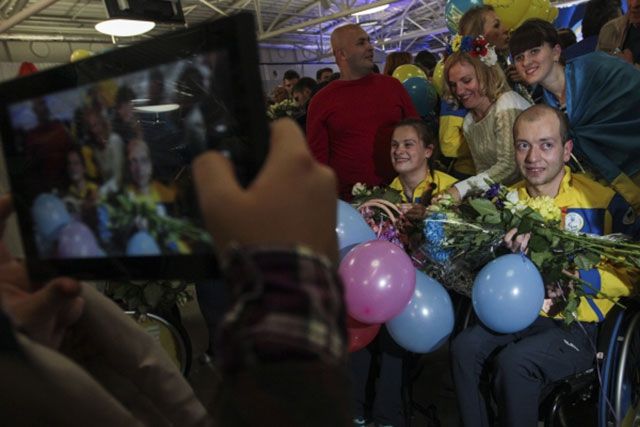 Як зустріли українських паралімпійців: зворушливі фото - фото 104930